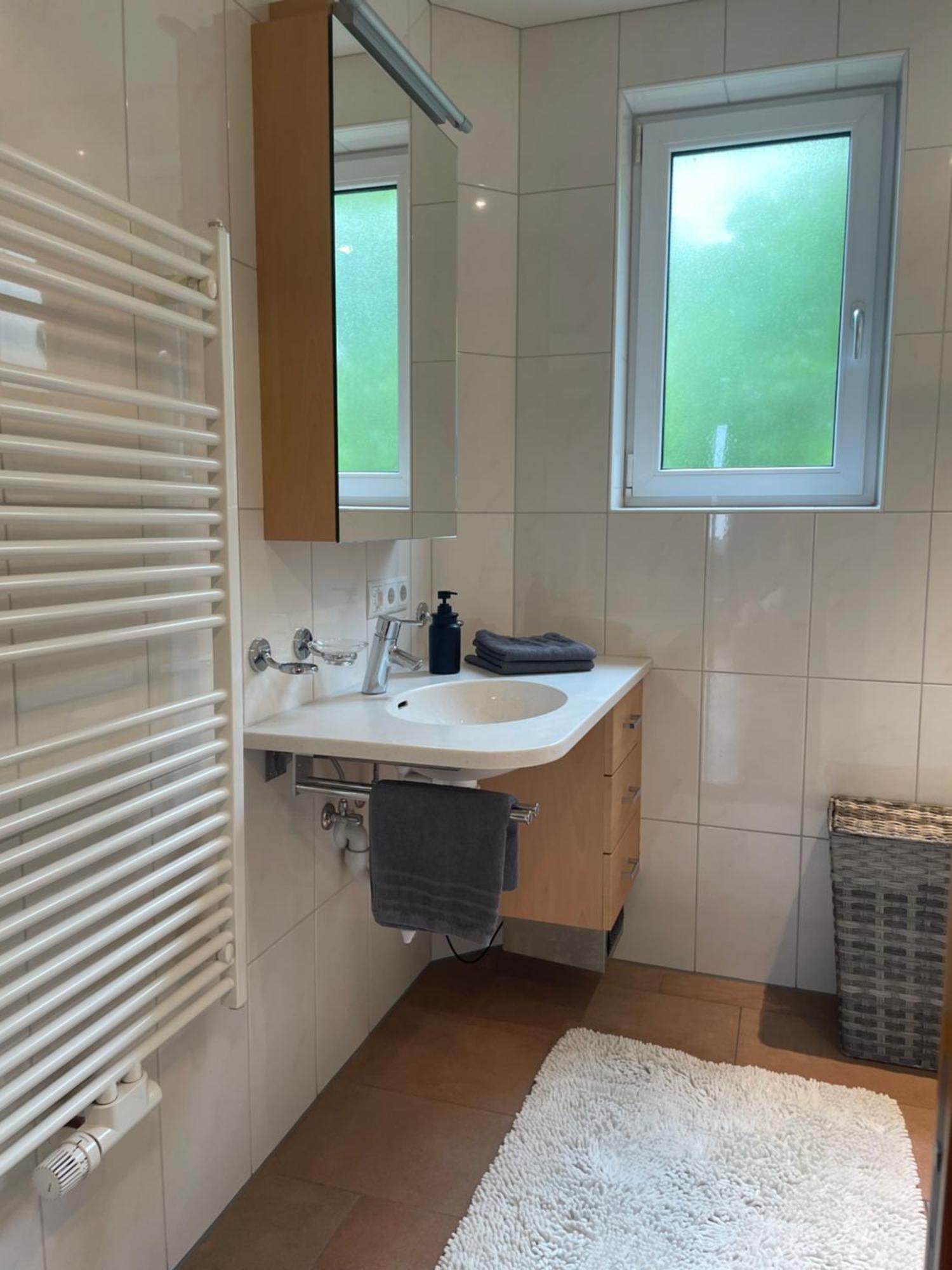 Crown Living Design Apartment - 2 Schlafzimmer - Kueche - Gratis Parkplatz - Abstellraum Fuer Fahrraeder/Ski Mader ภายนอก รูปภาพ